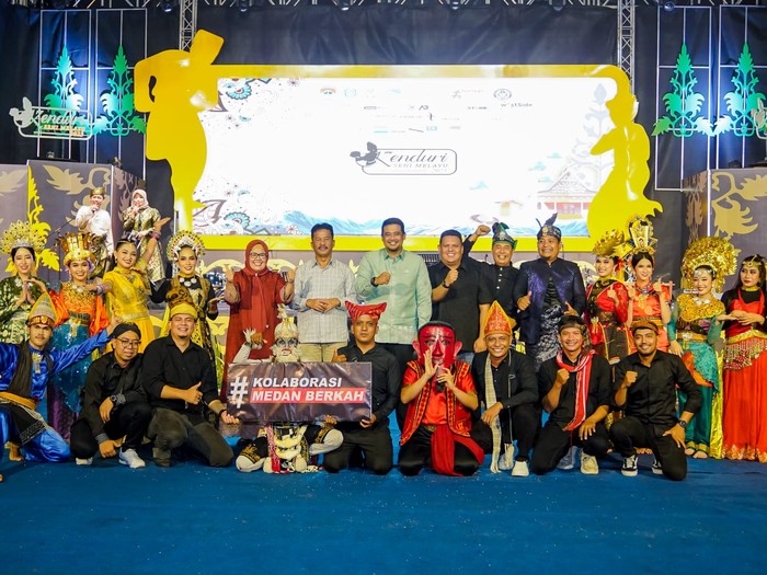 Tarian Multi Etnis Kota Medan yang dibawakan oleh penari Dinas Pariwisata Kota Medan pada acara Kenduri Seni Melayu di Kota Batam, Kepulauan Riau (Kepri), pada Rabu (14/6) malam berhasil memukau pengunjung yang datang.