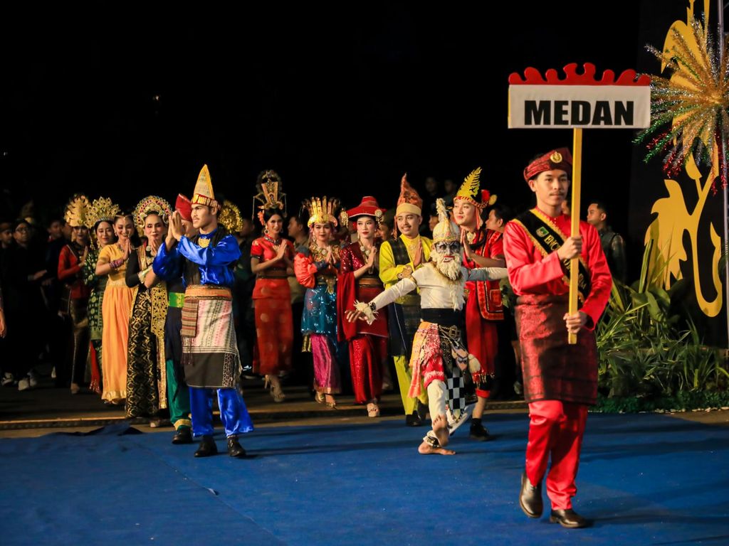 Tarian Multi Etnis Kota Medan yang dibawakan oleh penari Dinas Pariwisata Kota Medan pada acara Kenduri Seni Melayu di Kota Batam, Kepulauan Riau (Kepri), pada Rabu (14/6) malam berhasil memukau pengunjung yang datang.