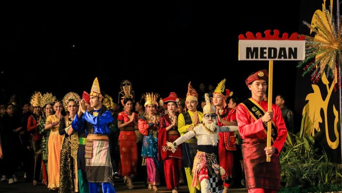 Tarian Multi Etnis Kota Medan yang dibawakan oleh penari Dinas Pariwisata Kota Medan pada acara Kenduri Seni Melayu di Kota Batam, Kepulauan Riau (Kepri), pada Rabu (14/6) malam berhasil memukau pengunjung yang datang.