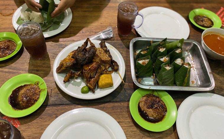 Tempat makan siang di belakang Mal GI