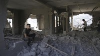 Penampakan dari dalam rumah yang dihancurkan oleh tentara israel di Nablus, Palestina, Kamis (15/6/2023). Pasukan Israel tengah kembali menghancurkan rumah di Palestina, kali ini mereka menghancurkan rumah Osama Tawil.