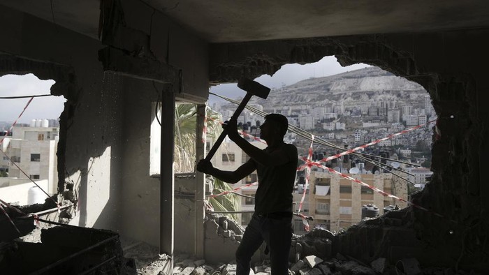 Pasukan tentara Israel kembali menghancurkan rumah di Palestina. Kali ini di kawasan Nablus. Begini penampakannya.