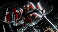 Pameran digital Sea of Mirrors membenamkan penduduk Rio de Janeiro dalam keindahan alam dan alam semesta melalui cermin.  