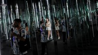 Pameran yang menampilkan instalasi cermin seluas 1.300 m² di sembilan ruangan ini dibuka pada Kamis (15 Juni) di salah satu paviliun Aqua Rio, akuarium laut terbesar di Amerika Selatan.  