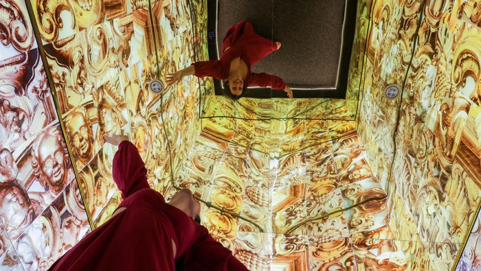 A woman visits the mirror installation 'Mar de Espelhos' (Sea of Mirrors) ahead of its opening in Rio de Janeiro, Brazil June 13, 2023. REUTERS/Ricardo Moraes TPX IMAGES OF THE DAY