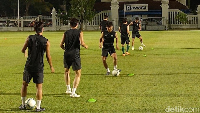 Tim Jeonbuk FC menggelar latihan di lapangan Kottabarat Solo. Kamis (15/6/2023) malam.