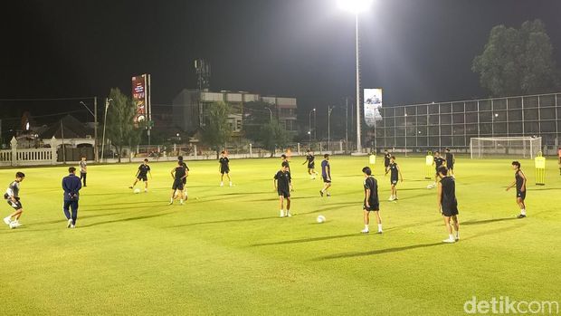 Tim Jeonbuk FC menggelar latihan di lapangan Kottabarat Solo. Kamis (15/6/2023) malam.
