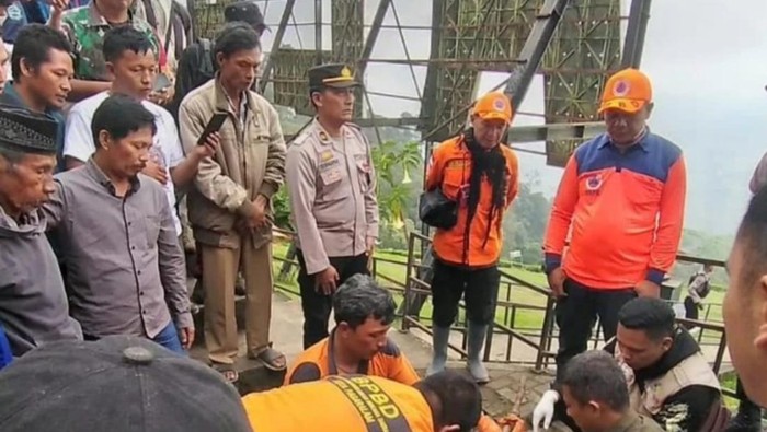 Tim SAR gabungan berhasil mengevakuasi mayat pria di pinggir kawah Gunung Dempo (Istimewa)