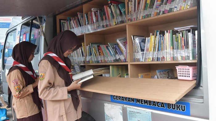 Seorang pelajar memindai kode QR menggunakan aplikasi Candil (Maca Dina Digital Library) untuk membaca buku secara digital di mobil perpustakaan keliling di SMK Telekomunikasi Telesandi, Tambun, Bekasi, Jawa Barat, Kamis (15/6/2023). Mobil perpustakaan keliling Dinas Kearsipan dan Perpustakaan (Dispusida) itu bertujuan untuk mendukung upaya pemerintah dalam meningkatkan minat baca serta meningkatkan budaya literasi siswa sekolah dan masyarakat umum. ANTARA FOTO/ Fakhri Hermansyah/nym.