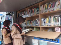 Merindukan Kebiasaan Membaca Buku di Mana Saja