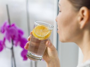 Tambahkan 7 Bahan Sehat Agar Air Mineral Lebih Enak Menyegarkan