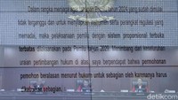 Ketiga masyarakat perlu diberikan kesadaran dan pendidikan politik tidak menerima politik uang. Hal itu tidak hanya kesadaran dan tanggung jawab pemerintah tapi juga kolektif parpol, civil society, dan masyarakat. MK menyatakan tegas politik uang tidak dibenarkan sama sekali.  