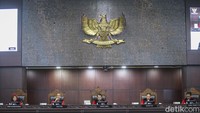 Adapun untuk mencegah pragmatisme caleg/parpol, MK menilai parpol harus punya mekanisme seperti menggunakan pemilihan pendahuluan atau mekanisme lain, bisa digunakan untuk menentukan nomor urut calon.  