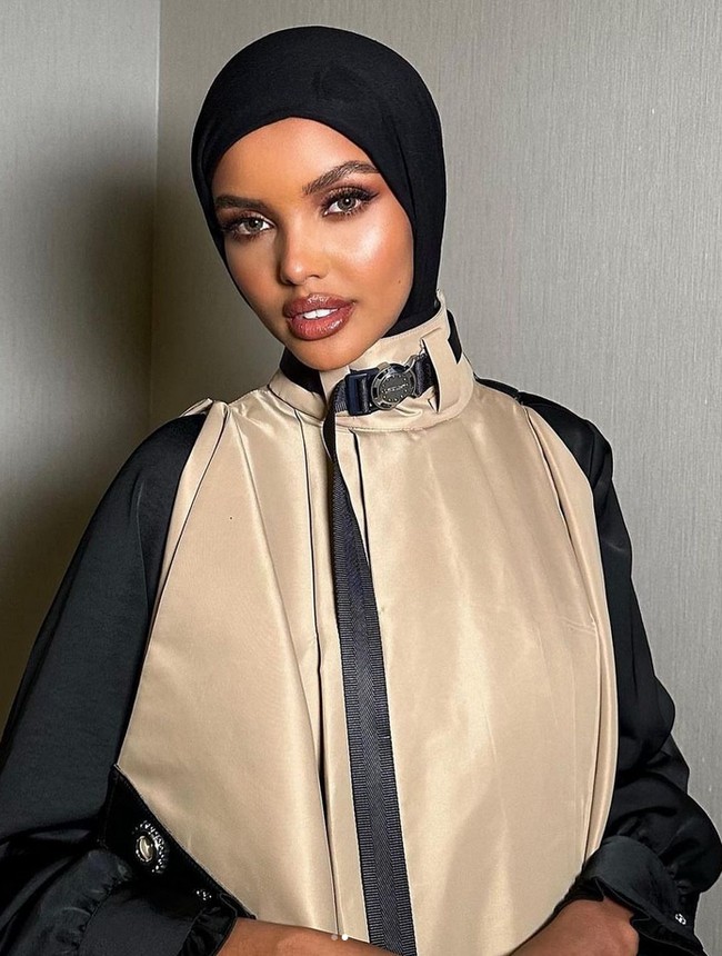Dikutip dari CNN internasional, wanita yang sudah dikontrak oleh IMG Models ini pernah membagikan sejumlah cerita lewat Instagramnya yang menggambarkan tentang kesulitan yang dia hadapi. Ada beberapa hal yang membuatnya mengevaluasi kembali kariernya sebagai model berhijab. Dalam unggahannya Halima Aden mengaku saat berkarier sebagai model, dia mengenakan pakaian yang tidak nyaman dan harus menata hijabnya dengan cara yang tidak sesuai dengan nilai agama. Halima pun menegaskan dirinya tidak akan pernah lagi ambil bagian dalam pertunjukan mode. Dan dia juga tidak akan terburu-buru untuk kembali ke industri fashion. Dia mengaku akhirnya perlahan mendengar permohonan ibunya yang memintanya berhenti dari dunia modelling. Foto: Dok. Instagram @halima.
