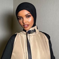 Dikutip dari CNN internasional, wanita yang sudah dikontrak oleh IMG Models ini pernah membagikan sejumlah cerita lewat Instagramnya yang menggambarkan tentang kesulitan yang dia hadapi. Ada beberapa hal yang membuatnya mengevaluasi kembali kariernya sebagai model berhijab. Dalam unggahannya Halima Aden mengaku saat berkarier sebagai model, dia mengenakan pakaian yang tidak nyaman dan harus menata hijabnya dengan cara yang tidak sesuai dengan nilai agama. Halima pun menegaskan dirinya tidak akan pernah lagi ambil bagian dalam pertunjukan mode. Dan dia juga tidak akan terburu-buru untuk kembali ke industri fashion. Dia mengaku akhirnya perlahan mendengar permohonan ibunya yang memintanya berhenti dari dunia modelling. Foto: Dok. Instagram @halima.