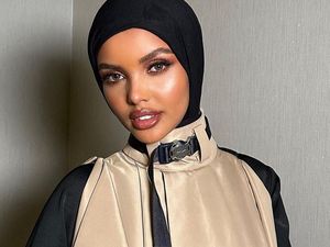 10 Foto Transformasi Halima Aden, Model Hijab Pertama Vogue Kini Pamer Rambut
