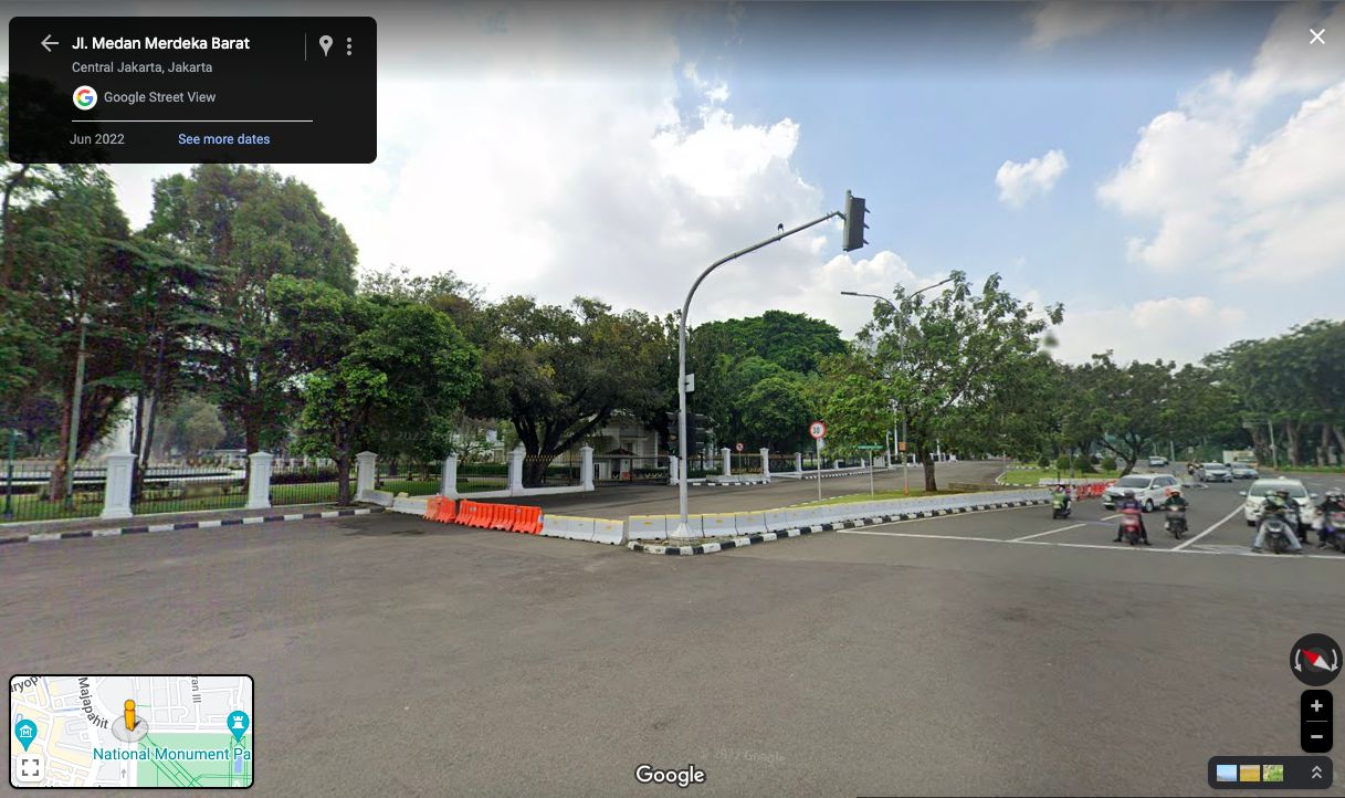 Trotoar depan Istana Merdeka, Jl Medan Merdeka Utara, Jakarta Pusat, sudah lama ditutup. (Google Street View)