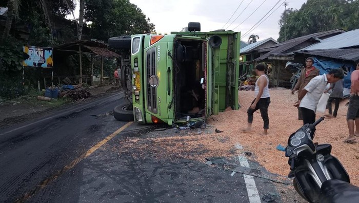 Truk bermuatan jagung terbalik di Sibolangit membuat polisi memberlakukan buka tutup jalur
