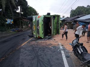 Truk Muat Jagung Terbalik di Sibolangit, Polisi Terapkan Buka Tutup Jalur