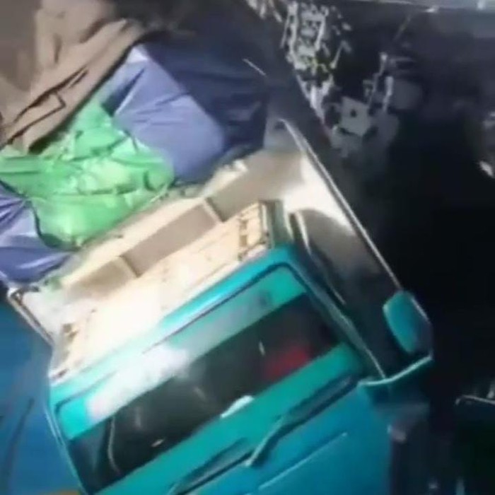 Truk terguling di atas kapal saat menyeberang di Ketapang Gilimanuk Banyuwangi