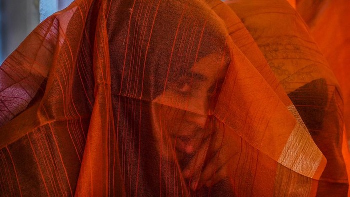 Sejumlah pengantin dengan ekonomi rendah mengikuti pernikahan massal di Kashmir, India. Uniknya, pengantin wanita ditutup dengan kain berwarna ungu dan oranye.