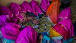 Uniknya Pernikahan Massal di India, Kepala Ditutup Kain Ungu dan Oranye