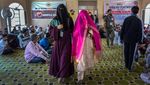 Uniknya Pernikahan Massal di India, Kepala Ditutup Kain Ungu dan Oranye