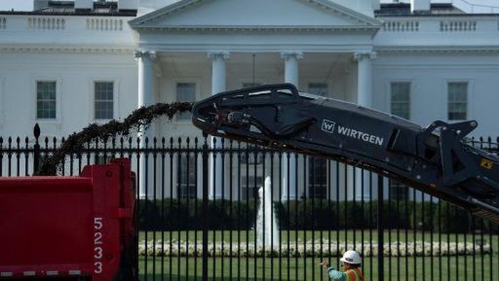 Man rides electric scooter in front of the White House on May 29, 2019 in Washington, DC. (Photo by Anna-Rose GASSOT / AFP)