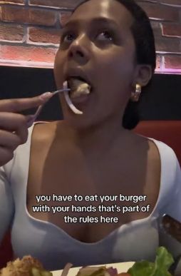Makan Burger Pakai Pisau dan Garpu, Wanita Ini Diancam Pelayan Restoran