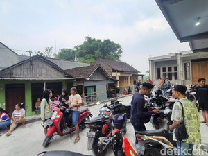 Ada Kabar Rekonstruksi, Rumah Pembunuh Siswi SMP Mojokerto Dikerumuni Warga