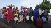 Pemerintah juga telah memperingatkan bahwa topan tersebut berpotensi membawa angin kencang berkecepatan 150 kilometer per jam ke arah pesisir pantai padat penduduk di kedua negara tersebut.
