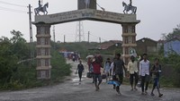 Sejumlah warga dievakuasi dari sebuah desa dekat Jakhau di distrik Kutch, Gujarat, India, Rabu (14/6/2023). Lebih dari puluhan ribu warga India telah menginggalkan rumah mereka saat Topan Biparjoy mulai mendekati Laut Arab.