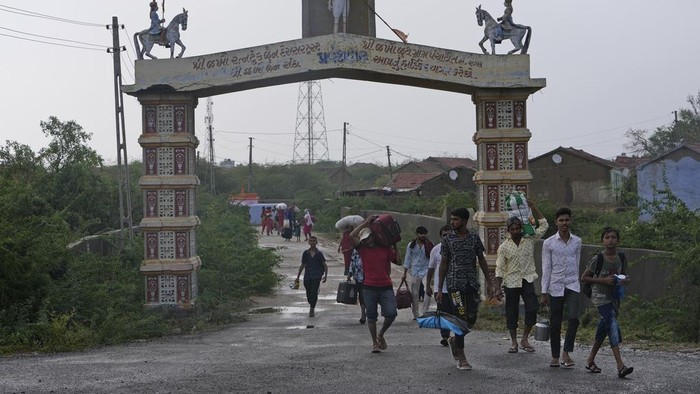 Saat ini, India tengah digemparkan oleh topan Biparjoy. Maka dari itu, warga dievakuasi ke tempat yang lebih aman.