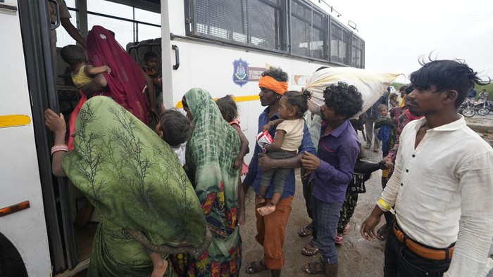 Waspada Topan Biparjoy, Warga India Dievakuasi ke Tempat yang Lebih Aman Saat ini, India tengah digemparkan oleh topan Biparjoy. Maka dari itu, warga dievakuasi ke tempat yang lebih aman.
