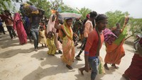 Pemerintah di Gujarat menyebut telah memindahkan sedikitnya 20.000 warga ke tempat yang aman dari daerah pantai, sementara pihak berwenang Provinsi Sindh, di tenggara Pakistan, mengaku telah mengevakuasi penduduk dengan jumlah yang sama.