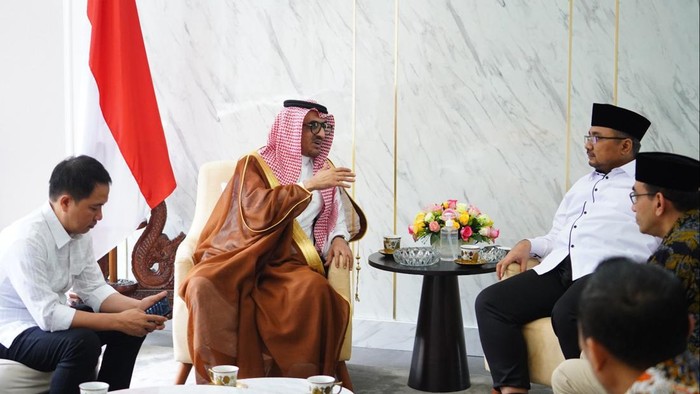 Duta Besar Arab Saudi untuk Indonesia Faisal bin Abdullah Al-Amudi bertemu dengan Menang Yaqut Cholil Qoumas.