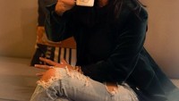 Soal kuliner, Yuni Shara merupakan pencinta kopi. Ino momennya saat siap menyeruput secangkir kopi. Foto: Instagram @yunihsrara36