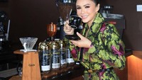 Ada lagi momen Yuni Shara saat menikmati secangkir kopi. Posenya saat ingin menyeruput kopi ini sukses menarik perhatian netizen. Foto: Instagram @yunihsrara36