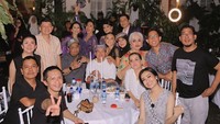 Tak hanya dimeriahkan oleh keluarga besar, pada momen pesta ulang tahunnya juga dihadiri oleh rekan sesama artis. Terlihat pada meja makan ada pedangdut Iis Dahlia. Foto: Instagram @yunihsrara36