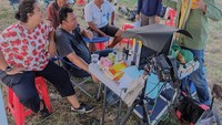 Ini momen Abimana dengan aktor lainnya. Mereka tampak sedang istirahat syuting sambil menikmati camilan. Foto: Instagram @abimana_arya
