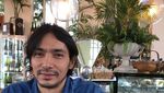 Pose Keren Abimana Arya Saat Nongkrong di Kafe