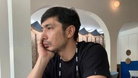 Pemeran Aksan ini juga sempat mengunggah momennya makan di restoran Spanyol bernama Txoko. Di foto tersebut, Abimana tampak sedang menunggu makanannya tiba. Foto: Instagram @abimana_arya
