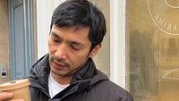 Abimana juga berpose di depan coffee shop-nya. Kopi hangat menemani pagi harinya di Paris. Foto: Instagram @abimana_arya