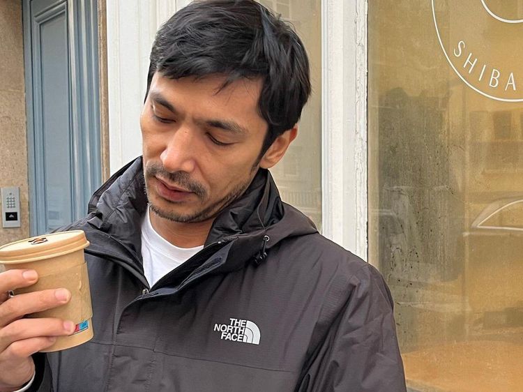 Pose Keren Abimana Arya Saat Nongkrong di Kafe