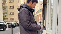 Momen lainnya yang terlihat ketika Abimana melangsungkan syuting di Paris. Saat itu, ia sedang membeli kopi. Foto: Instagram @abimana_arya
