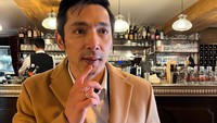Series berjudul Marriage with Benefits itu langsung mencuri perhatian, karena peran Aksan yang dibintangi Abimana sangat kharismatik. Ini salah satu momen di belakang layar saat Abimana syuting adegan di Paris. Foto: Instagram @abimana_arya