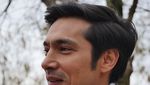 Pose Keren Abimana Arya Saat Nongkrong di Kafe
