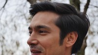 Abimana Arya, aktor tampan asal Indonesia yang sukses membintangi sejumlah film layar lebar. Tak hanya itu, tapi juga membintangi series terbaru bersama Jessica Mila. Foto: Instagram @abimana_arya