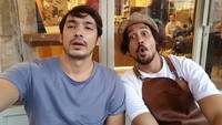 Pose lucu Abimana dan Chicco Jerikho saat nongkrong bersama di Filosofi Kopi. Keduanya tampak akrab bersama. Foto: Instagram @abimana_arya