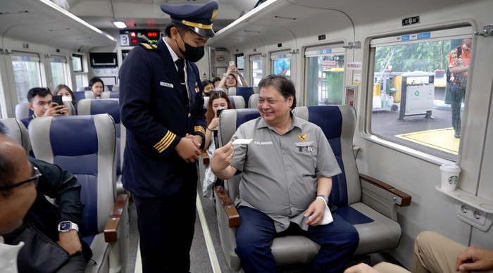Airlangga Naik Kereta